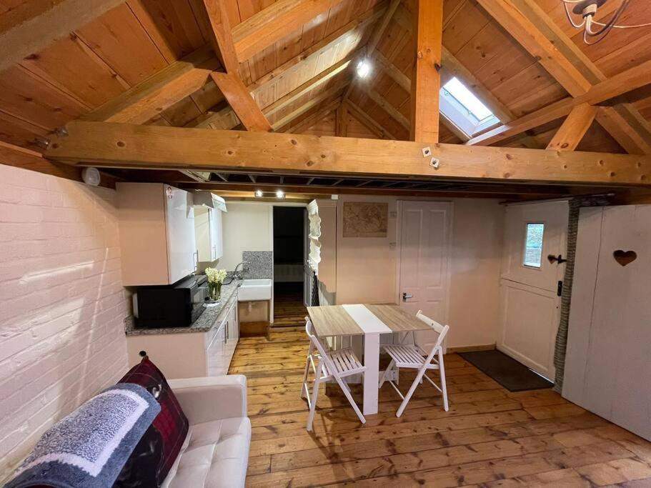 Muntjac Lodge, A Cabin In Heart Of Chorleywood Exterior photo