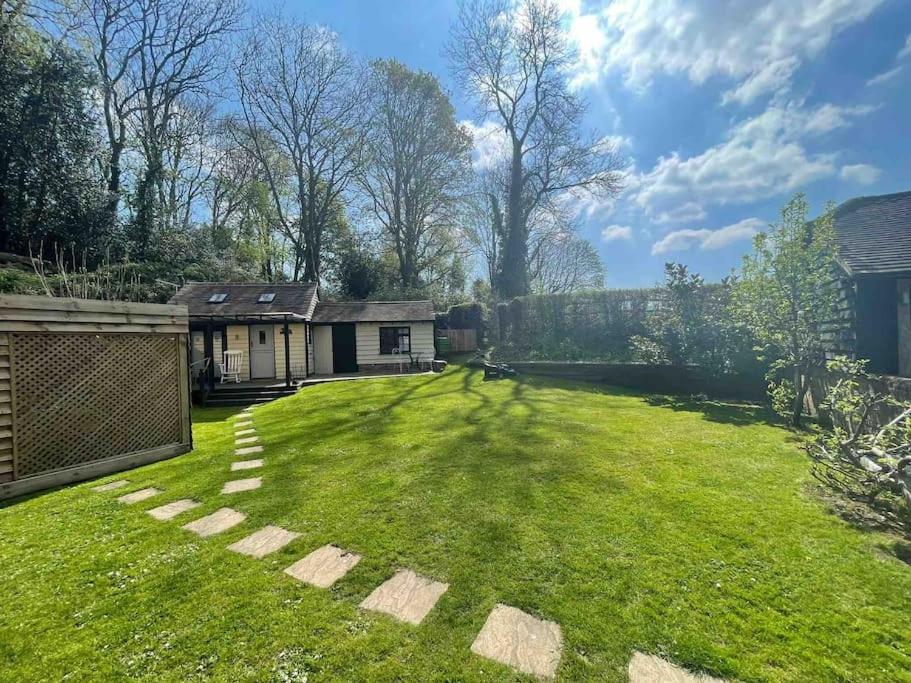 Muntjac Lodge, A Cabin In Heart Of Chorleywood Exterior photo